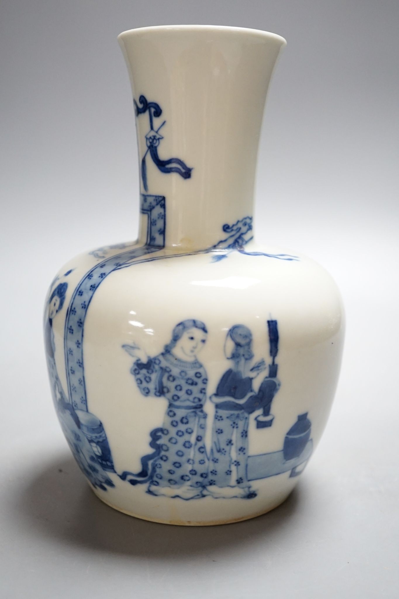 A 19th century Chinese blue and white vase, 20cm